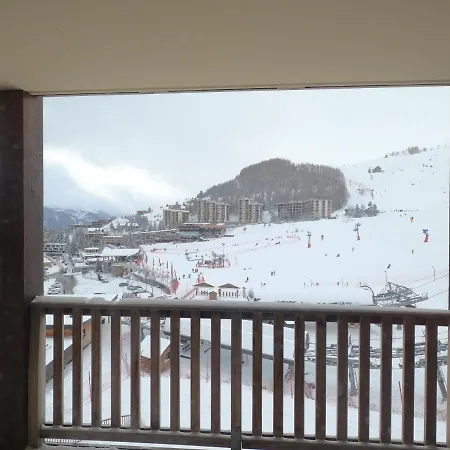 Balcony View Apartment: Slope-side Comfort With Pool *