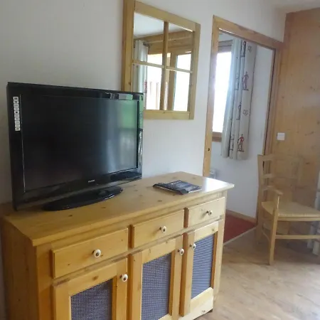 Balcony View Apartment: Slope-side Comfort With Pool Orcieres