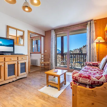 Balcony View Apartment: Slope-side Comfort With Pool *